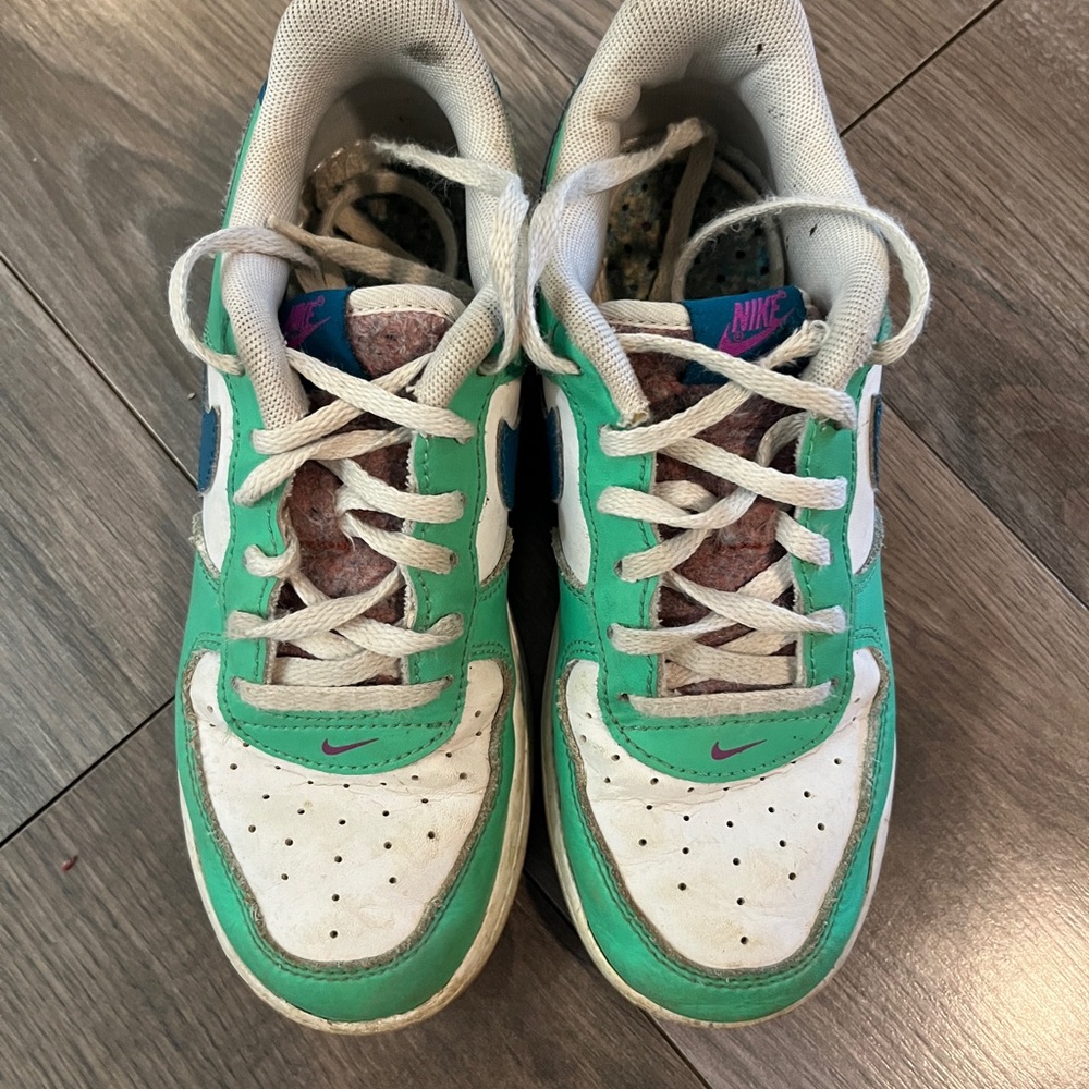 Nike Air Force 1 Play Sneakers in Green and White